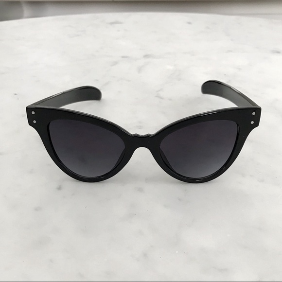 Accessories - Retro Black Cat-Eye 90’s Vintage-Style Sunglasses